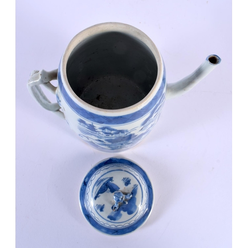 1761 - A LARGE 19TH CENTURY CHINESE BLUE AND WHITE PORCELAIN TEAPOT AND COVER Qing. 21 cm x 18 cm.