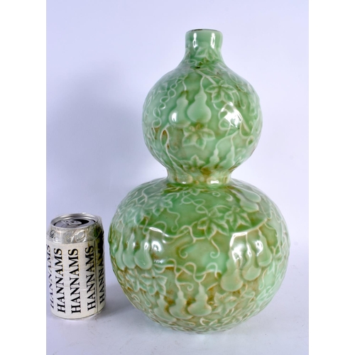 1792 - A CHINESE CELADON DOUBLE GOURD PORCELAIN VASE 20th Century. 34 cm x 15 cm.