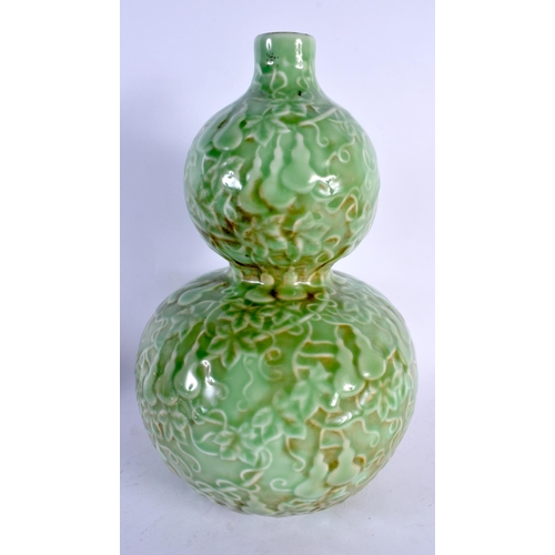 1792 - A CHINESE CELADON DOUBLE GOURD PORCELAIN VASE 20th Century. 34 cm x 15 cm.