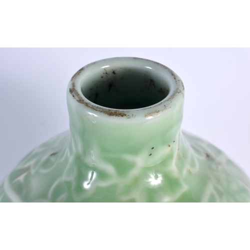 1792 - A CHINESE CELADON DOUBLE GOURD PORCELAIN VASE 20th Century. 34 cm x 15 cm.