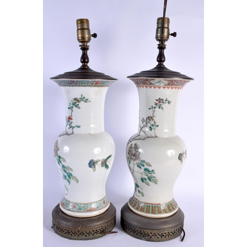 1793 - A LARGE PAIR OF 19TH CENTURY CHINESE FAMILLE VERTE PORCELAIN YEN YEN LAMPS Kangxi style. 70 cm high.