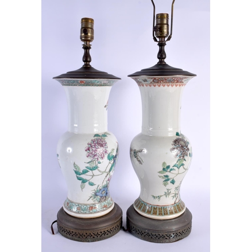 1793 - A LARGE PAIR OF 19TH CENTURY CHINESE FAMILLE VERTE PORCELAIN YEN YEN LAMPS Kangxi style. 70 cm high.