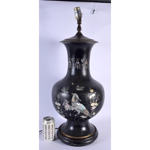 1798 - AN EARLY 20TH CENTURY JAPANESE KOREAN BLACK LACQUER LAMP decorated in mother of pearl foliage. 60 cm... 