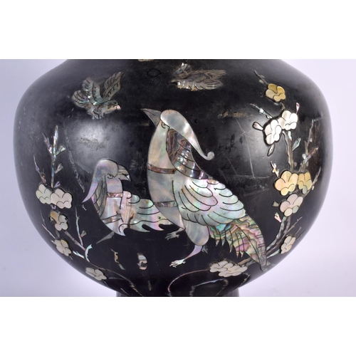 1798 - AN EARLY 20TH CENTURY JAPANESE KOREAN BLACK LACQUER LAMP decorated in mother of pearl foliage. 60 cm... 