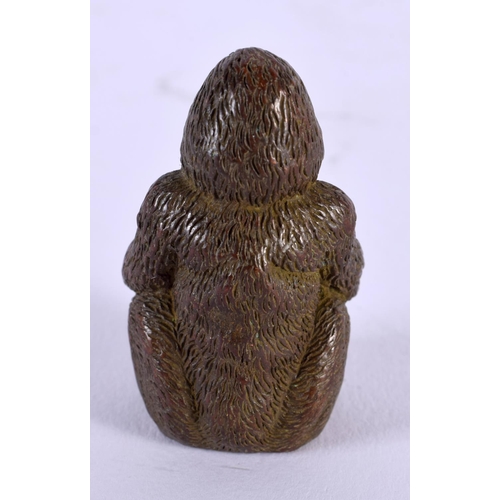 1814 - A JAPANESE BRONZE GORILLA. 126 grams. 4.75 cm x 2.75 cm.