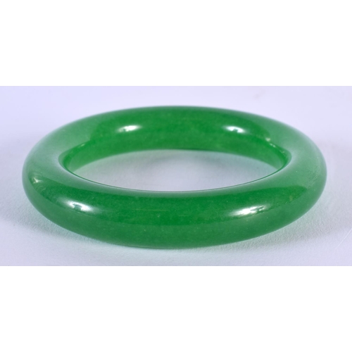 1819 - A CHINESE CARVED APPLE JADE BANGLE 20th Century. 85 grams. 6 cm wide.