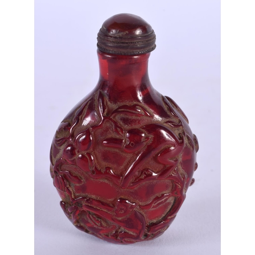 1827 - A CHINESE CARVED AMBER TYPE SNUFF BOTTLE 20th Century. 7.25 cm x 4.5 cm.