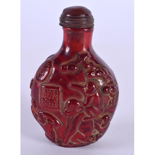 1827 - A CHINESE CARVED AMBER TYPE SNUFF BOTTLE 20th Century. 7.25 cm x 4.5 cm.