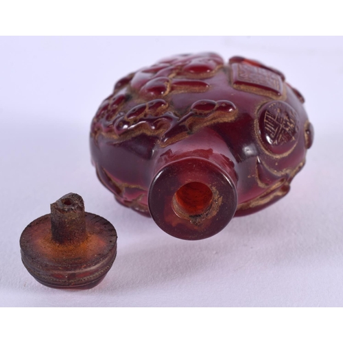 1827 - A CHINESE CARVED AMBER TYPE SNUFF BOTTLE 20th Century. 7.25 cm x 4.5 cm.