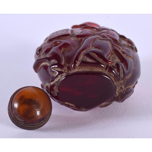 1827 - A CHINESE CARVED AMBER TYPE SNUFF BOTTLE 20th Century. 7.25 cm x 4.5 cm.