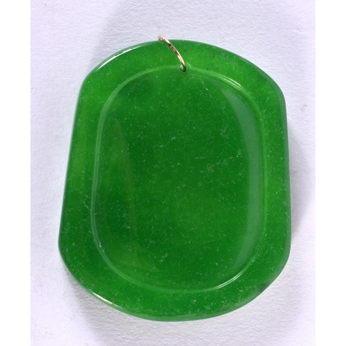 1834 - A CHINESE GOLD MOUNTED JADE PENDANT 20th Century. 31.5 grams. 5.5 cm x 4.5 cm.