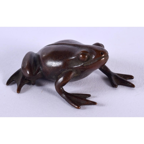 1842 - A JAPANESE BRONZE FROG OKIMONO. 78 grams. 4.75 cm x 4 cm.