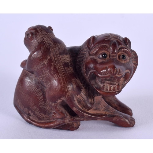 1845 - A JAPANESE CARVED BOXWOOD DOG. 26 grams. 5 cm x 4 cm.