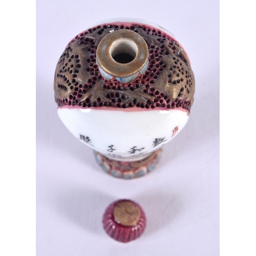 1847 - AN EARLY 20TH CENTURY CHINESE FAMILLE ROSE PORCELAIN SNUFF BOTTLE AND STOPPER Late Qing/Republic. 7 ... 