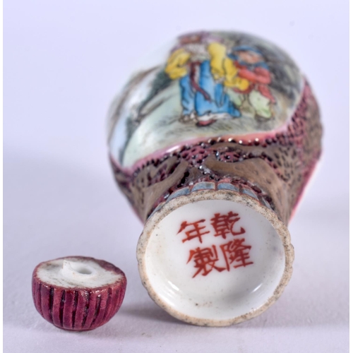 1847 - AN EARLY 20TH CENTURY CHINESE FAMILLE ROSE PORCELAIN SNUFF BOTTLE AND STOPPER Late Qing/Republic. 7 ... 