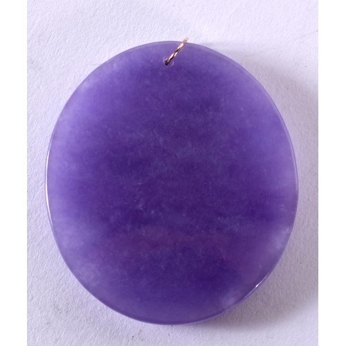 1860 - A CHINESE GOLD MOUNTED LAVENDER JADE PENDANT 20th Century. 36 grams. 5.5 cm x 5 cm.