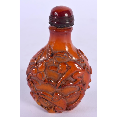 1862 - A CHINESE CARVED AMBER TYPE SNUFF BOTTLE 20th century. 7.5 cm x 4.5 cm.