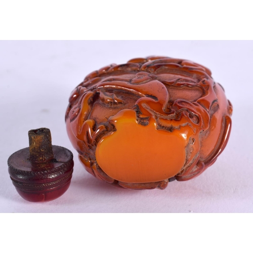 1862 - A CHINESE CARVED AMBER TYPE SNUFF BOTTLE 20th century. 7.5 cm x 4.5 cm.