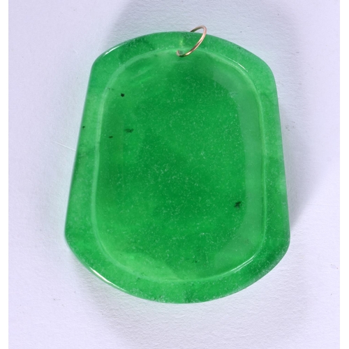 1869 - A CHINESE GOLD MOUNTED SPINACH JADE PENDANT 20th Century. 29 grams. 5.5 cm x 4.5 cm.