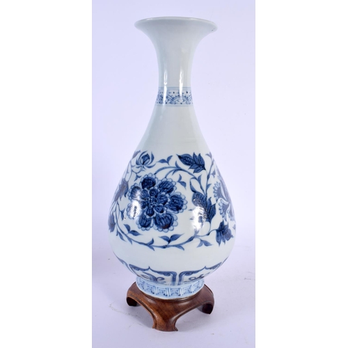 1898 - A FINE CHINESE QING DYNASTY BLUE AND WHITE PORCELAIN VASE Yuan style, painted with floral sprays. 29... 