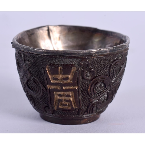 1906 - A SMALL 17TH/18TH CENTURY CHINESE COCONUT CUP TEABOWL Kangxi/Yongzheng. 4 cm wide.