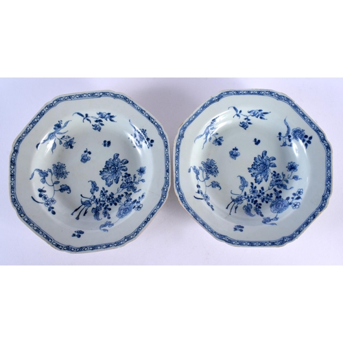 1912 - A PAIR OF 18TH CENTURY CHINESE EXPORT BLUE AND WHITE PORCELAIN BOWLS Qianlong. 22 cm wide.