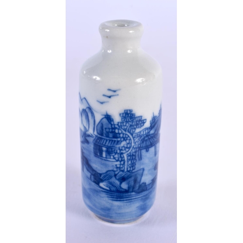 1924 - AN EARLY 20TH CENTURY CHINESE BLUE AND WHITE PORCELAIN SNUFF BOTTLE Late Qing/Republic. 7.5 cm high.