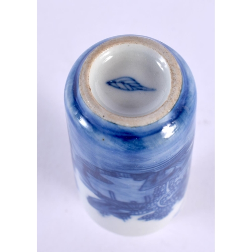 1924 - AN EARLY 20TH CENTURY CHINESE BLUE AND WHITE PORCELAIN SNUFF BOTTLE Late Qing/Republic. 7.5 cm high.