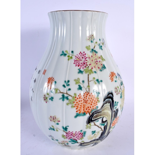 1940 - A LARGE CHINESE FAMILLE ROSE RIBBED PORCELAIN VASE 20th Century. 30 cm x 18 cm.