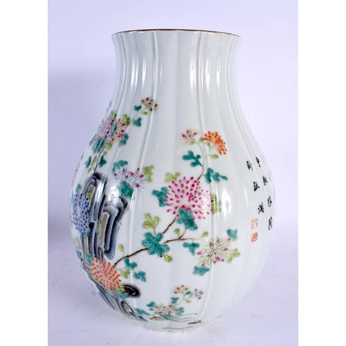 1940 - A LARGE CHINESE FAMILLE ROSE RIBBED PORCELAIN VASE 20th Century. 30 cm x 18 cm.