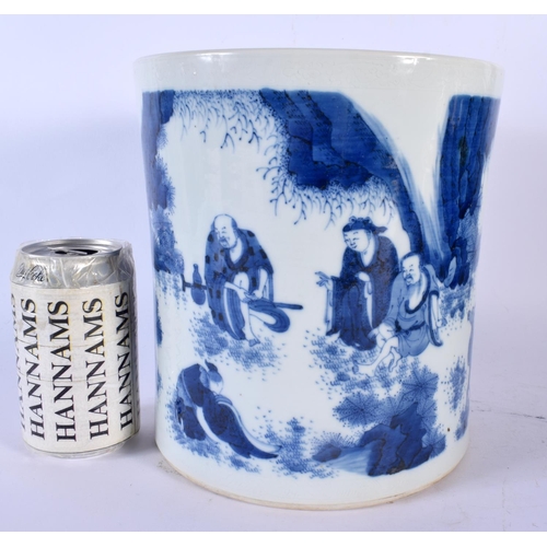 1945 - A LARGE CHINESE BLUE AND WHITE PORCELAIN BRUSH POT probably 19th century. 21 cm x 18 cm.