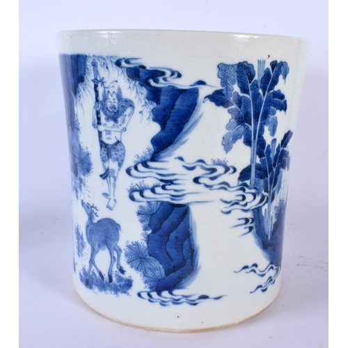 1945 - A LARGE CHINESE BLUE AND WHITE PORCELAIN BRUSH POT probably 19th century. 21 cm x 18 cm.