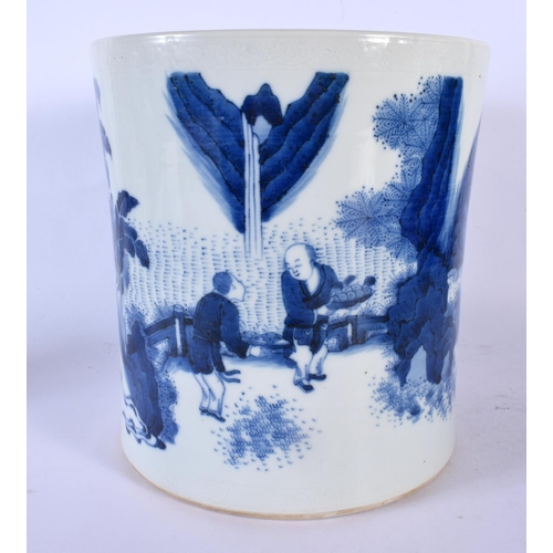 1945 - A LARGE CHINESE BLUE AND WHITE PORCELAIN BRUSH POT probably 19th century. 21 cm x 18 cm.