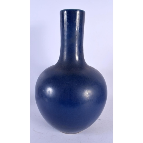 1947 - A LARGE CHINESE MIDNIGHT BLUE GROUND PORCELAIN VASE 20th Century. 38 cm x 18 cm.