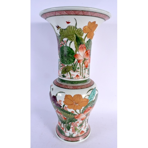 1951 - A LARGE CHINESE FAMILLE VERTE YEN YEN VASE probably 19th century, enamelled with bold lotus. 48 cm x... 