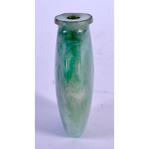 1952 - A 19TH CENTURY CHINESE CARVED JADEITE SNUFF BOTTLE Qing. 6 cm x 5 cm.