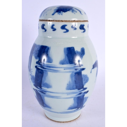 1966 - A CHINESE BLUE AND WHITE PORCELAIN VASE AND COVER 20th Century. 20 cm high.