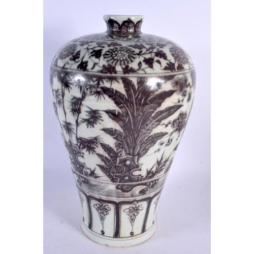 1972 - A LARGE CHINESE IRON RED PAINTED MEIPING VASE 20th Century. 37 cm x 16 cm.