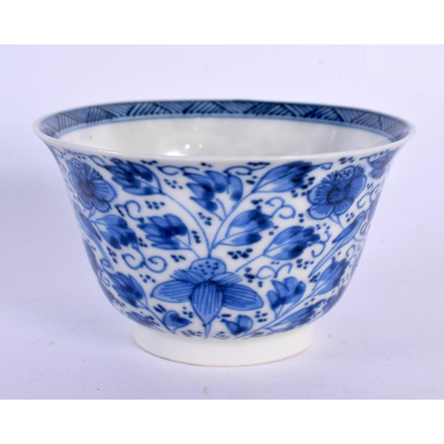 1988 - A 17TH/18TH CENTURY CHINESE BLUE AND WHITE PORCELAIN TEABOWL Kangxi/Yongzheng. 7.5 cm diameter.