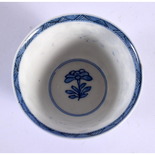 1988 - A 17TH/18TH CENTURY CHINESE BLUE AND WHITE PORCELAIN TEABOWL Kangxi/Yongzheng. 7.5 cm diameter.