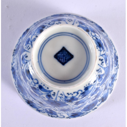 1988 - A 17TH/18TH CENTURY CHINESE BLUE AND WHITE PORCELAIN TEABOWL Kangxi/Yongzheng. 7.5 cm diameter.