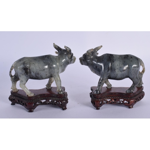 2007 - A PAIR OF LATE 19TH CENTURY CHINESE CARVED BOWENITE WATER BUFFALO Qing. 13 cm x 11 cm.