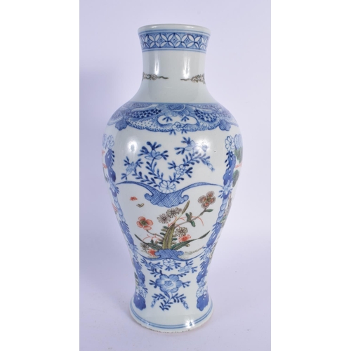 2023 - A LARGE CHINESE FAMILLE VERTE BLUE AND WHITE PORCELAIN VASE 20th Century. 30 cm high.