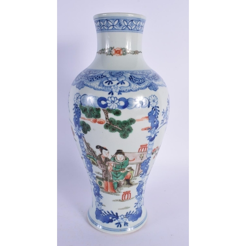 2023 - A LARGE CHINESE FAMILLE VERTE BLUE AND WHITE PORCELAIN VASE 20th Century. 30 cm high.