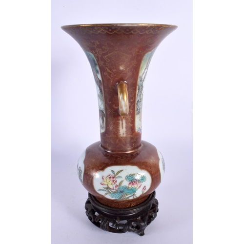 2037 - AN EARLY 20TH CENTURY CHINESE TWIN HANDLED PORCELAIN VASE Late Qing/Republic. 22 cm high.