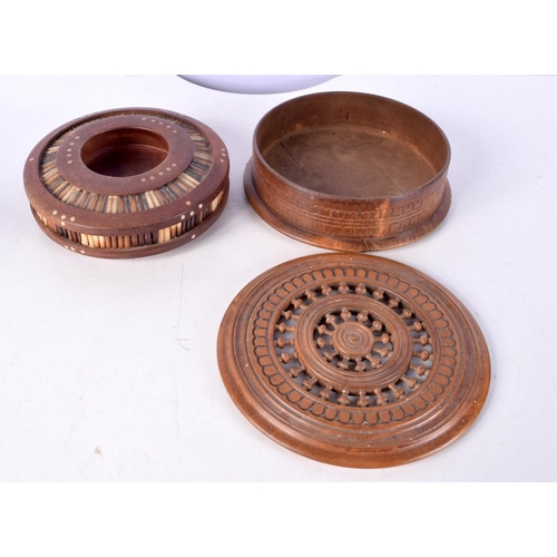 3008 - A vintage carved wood Pot pourri box together with a porcupine quill dish 5 x 16 cm (2).