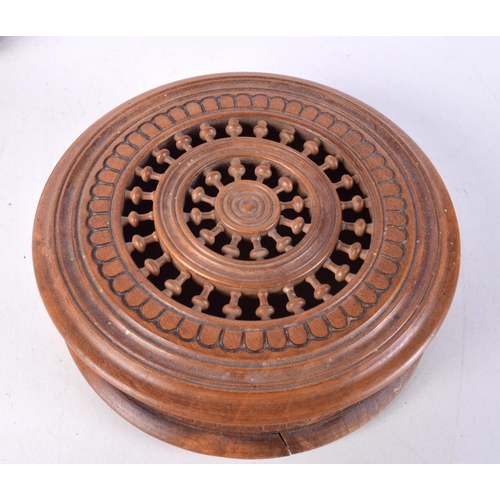 3008 - A vintage carved wood Pot pourri box together with a porcupine quill dish 5 x 16 cm (2).