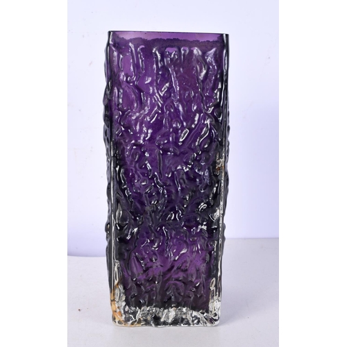 3013 - A Whitefriars bark vase 21 x 8 cm.