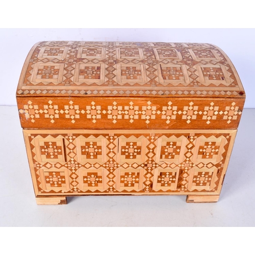 3025 - A straw work hinged lid jewellery box 15 x 21 x 14 cm