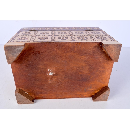 3025 - A straw work hinged lid jewellery box 15 x 21 x 14 cm